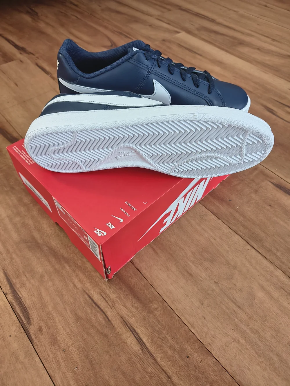 Nike sleek low